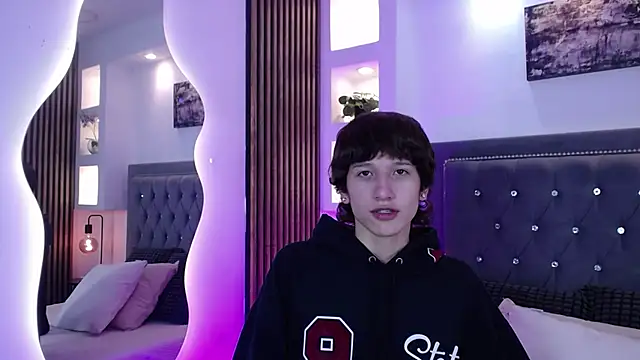 Emo Boy  online show from April 5, 2026, 8:39 pm