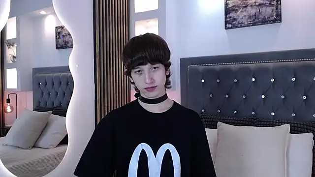 Snapshot of Emo_Boy_ chatting on April 19, 2026, 8:33 pm Emo Boy online show from April 19, 2026, 8:33 pm