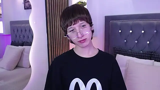 Snapshot of Emo_Boy_ chatting on May 18, 2026, 4:40 am Emo Boy online show from May 18, 2026, 4:40 am