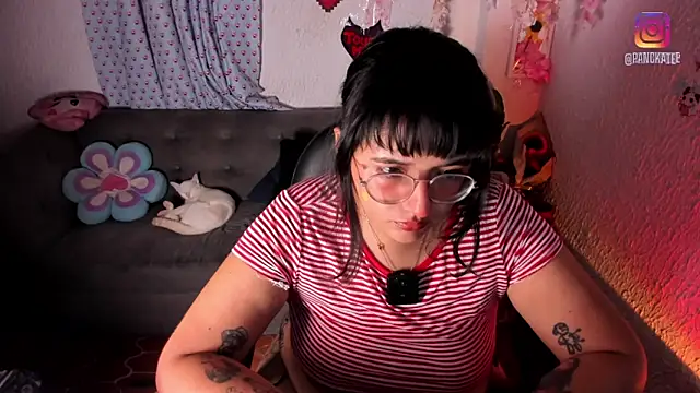 Emilycollei online show from April 23, 2026, 4:46 am