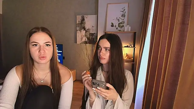 MayaGlow online show from December 1, 2025, 5:34 am