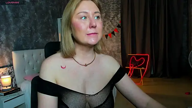 scent  of woman online show from November 12, 2025, 1:39 am