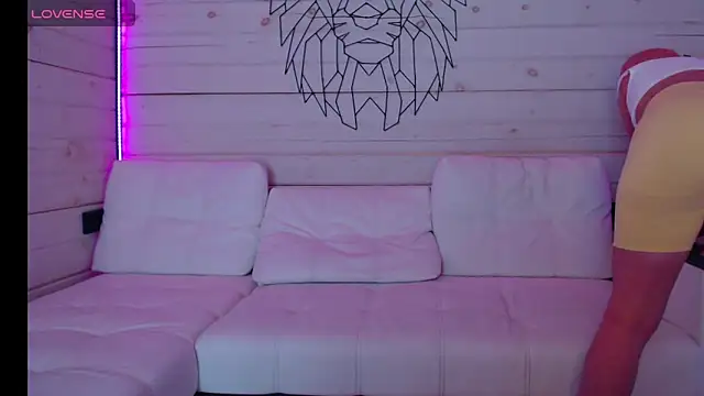 Snapshot of CandyBunie chatting on February 13, 2026, 3:24 am CandyBunie online show from February 13, 2026, 3:24 am