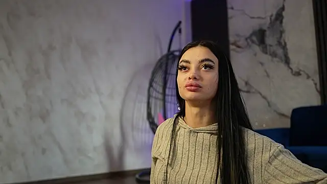 RachelRavee online show from April 15, 2026, 4:19 am