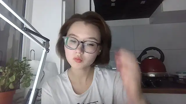 LilyTaylors online show from October 17, 2025, 5:37 pm