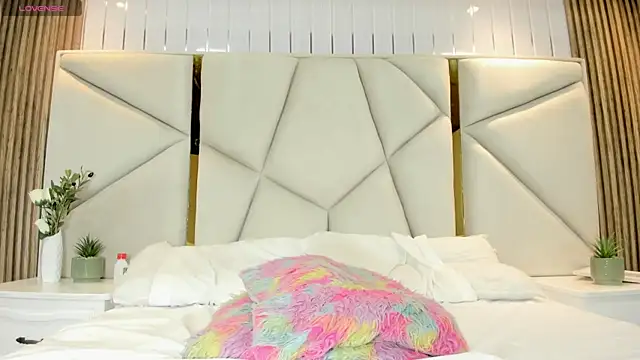 rebeca brown  online show from April 18, 2026, 7:07 pm