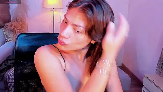 Snapshot of KassMonroe chatting on November 17, 2025, 1:28 pm KassMonroe online show from November 17, 2025, 1:28 pm