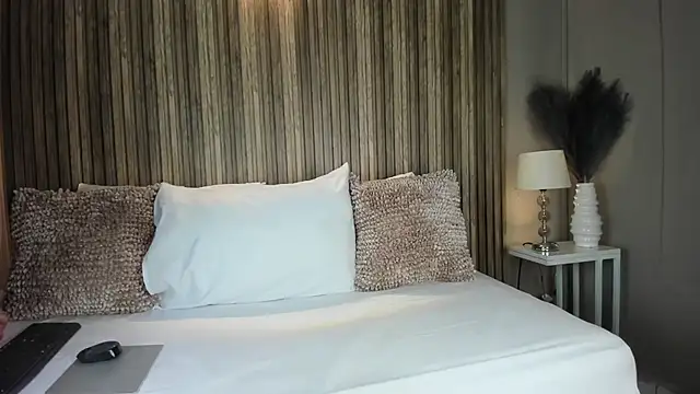 VanneCamiel online show from October 31, 2025, 11:33 am