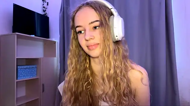 LunaCrave online show from October 22, 2025, 9:42 am