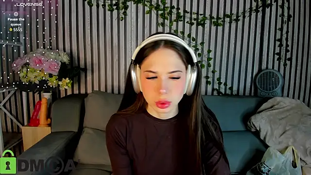 Lana Stones online show from November 13, 2025, 12:31 am