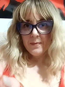 Amelialove42 online show from April 6, 2026, 7:15 pm