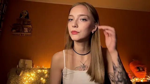 EvaPeace online show from October 14, 2025, 4:19 pm