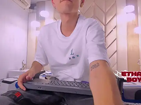 Snapshot of Ethan_Boy_ chatting on February 2, 2026, 8:29 pm Ethan Boy online show from February 2, 2026, 8:29 pm