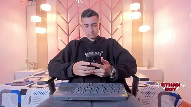 Snapshot of Ethan_Boy_ chatting on February 19, 2026, 8:16 pm Ethan Boy online show from February 19, 2026, 8:16 pm