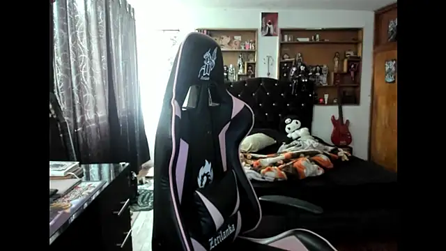 Snapshot of Maki_Zein_ chatting on October 29, 2025, 3:47 pm Maki Zein online show from October 29, 2025, 3:47 pm