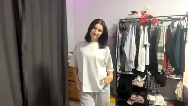 ElsieZuno online show from October 12, 2025, 3:22 pm