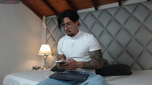 Liam Espinoza online show from October 19, 2025, 7:47 pm