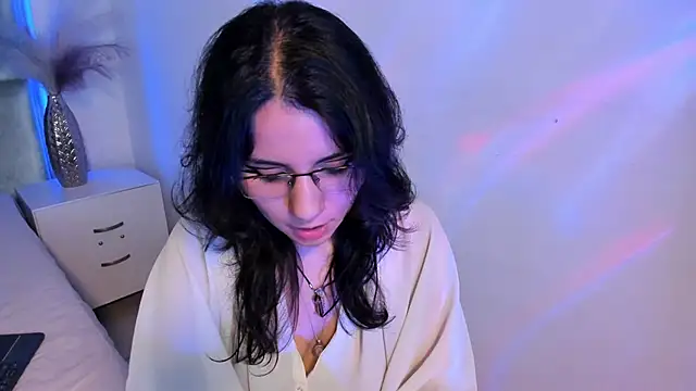 HollyPeach online show from December 5, 2025, 8:16 pm