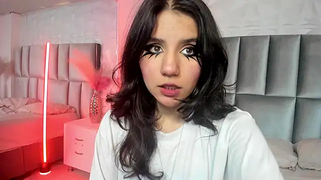 HollyPeach online show from February 11, 2026, 7:19 pm