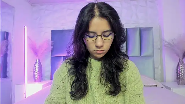 HollyPeach online show from April 7, 2026, 7:25 pm