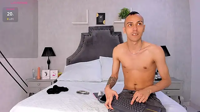 DerryAndIzzy online show from October 31, 2025, 6:25 am