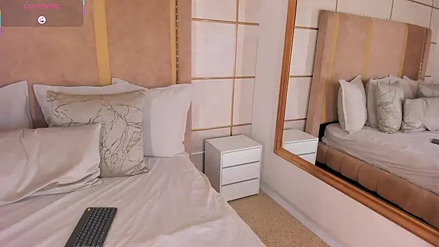 lyrabellini online show from November 7, 2025, 11:43 am