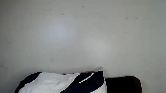 Yolaqueen04 online show from November 15, 2025, 1:18 pm