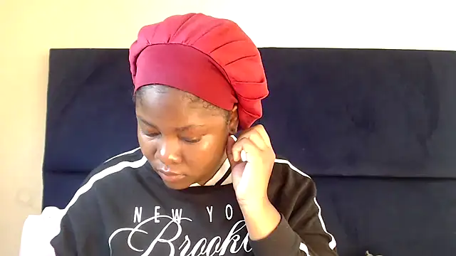 Yolaqueen04 online show from December 2, 2025, 7:14 am