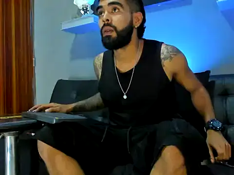 black kameron  online show from November 6, 2025, 11:48 pm