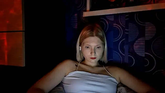 Kira Nellis online show from October 17, 2025, 2:08 pm