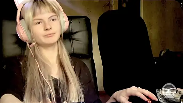 AnnaOlovely online show from October 13, 2025, 2:06 pm