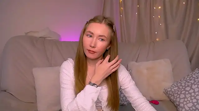 EllyColins online show from November 13, 2025, 3:05 am