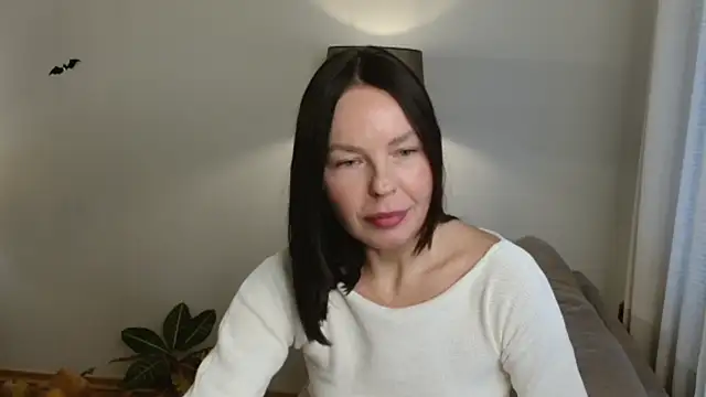 Snapshot of LittleNicolee chatting on October 21, 2025, 1:23 pm LittleNicolee online show from October 21, 2025, 1:23 pm