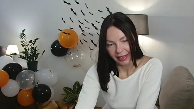 Snapshot of LittleNicolee chatting on October 26, 2025, 2:56 pm LittleNicolee online show from October 26, 2025, 2:56 pm