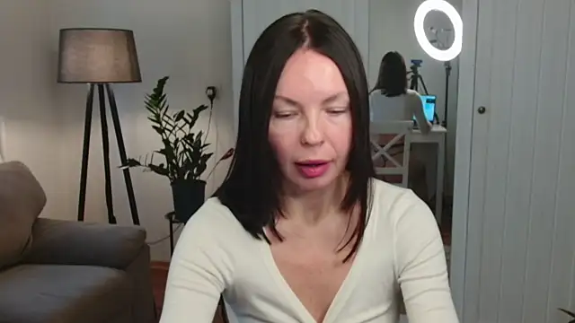 Snapshot of LittleNicolee chatting on November 11, 2025, 12:05 pm LittleNicolee online show from November 11, 2025, 12:05 pm