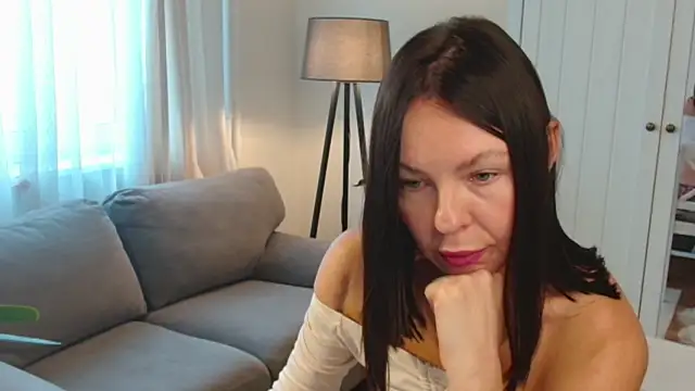 Snapshot of LittleNicolee chatting on November 21, 2025, 10:36 am LittleNicolee online show from November 21, 2025, 10:36 am