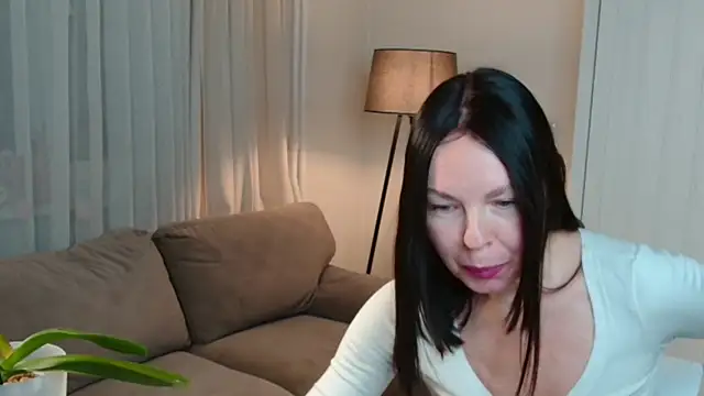 Snapshot of LittleNicolee chatting on December 5, 2025, 6:37 pm LittleNicolee online show from December 5, 2025, 6:37 pm