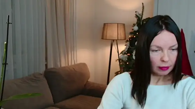 Snapshot of LittleNicolee chatting on December 17, 2025, 3:40 pm LittleNicolee online show from December 17, 2025, 3:40 pm