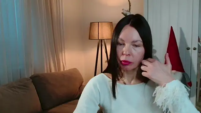 Snapshot of LittleNicolee chatting on December 21, 2025, 1:40 pm LittleNicolee online show from December 21, 2025, 1:40 pm