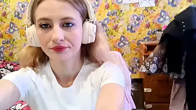 AmeliLia online show from October 18, 2025, 7:53 am