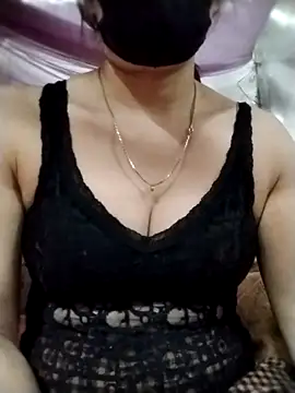 YiyinLy online show from November 2, 2025, 12:07 pm