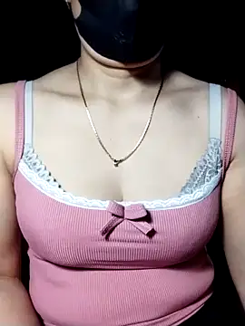 YiyinLy online show from November 3, 2025, 2:57 am