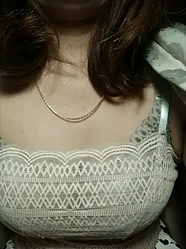 YiyinLy online show from November 23, 2025, 7:46 pm