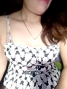 YiyinLy online show from April 17, 2026, 9:18 pm