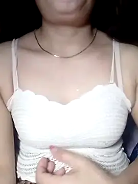 YiyinLy online show from April 19, 2026, 12:48 pm