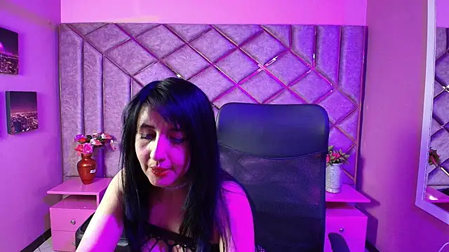 Agatha Leon  online show from November 14, 2025, 7:45 pm