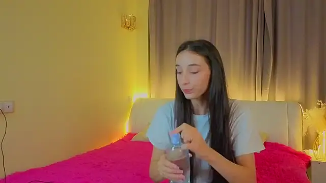HayleySalahubdin online show from October 18, 2025, 7:58 pm