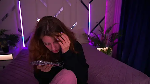 CuteeFoxy online show from December 5, 2025, 2:47 pm