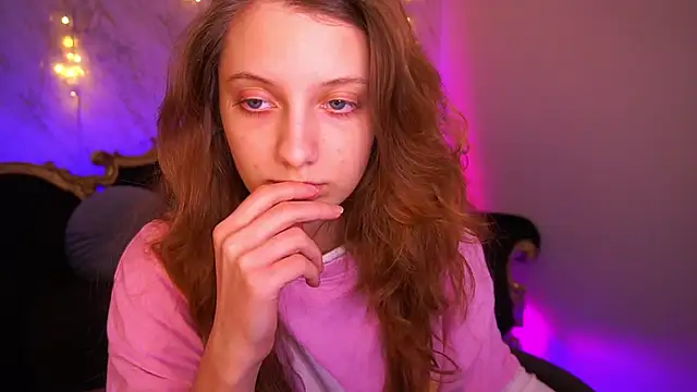 Snapshot of CuteeFoxy chatting on February 7, 2026, 2:43 pm CuteeFoxy online show from February 7, 2026, 2:43 pm