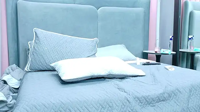 Snapshot of NaughtyHally_ chatting on October 24, 2025, 12:23 pm NaughtyHally online show from October 24, 2025, 12:23 pm